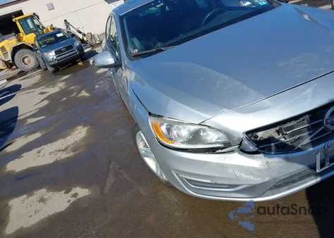 2014 Volvo S60 T5/T5 Platinum/T5 Premier/T5 Premier Plus z USA, uszkodzony, nr VIN YV1612FH1E1284508